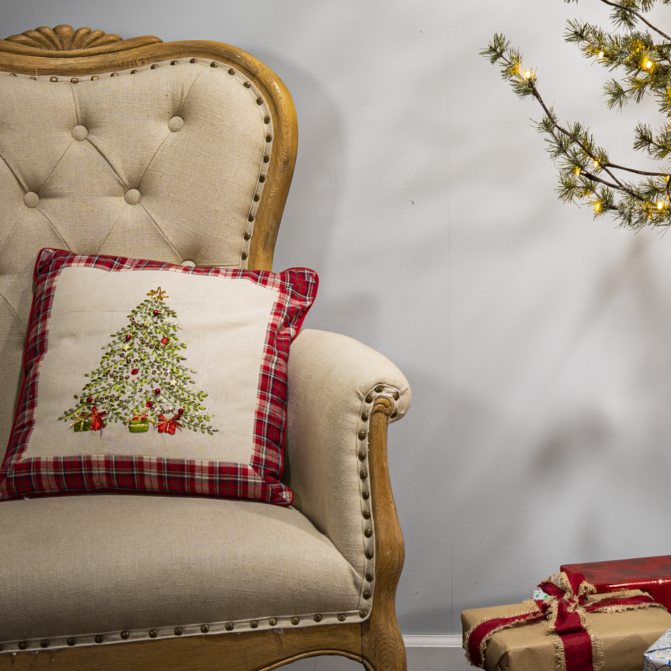 Set of 2 Holiday Wreath and Christmas Tree Throw Pillows Decor